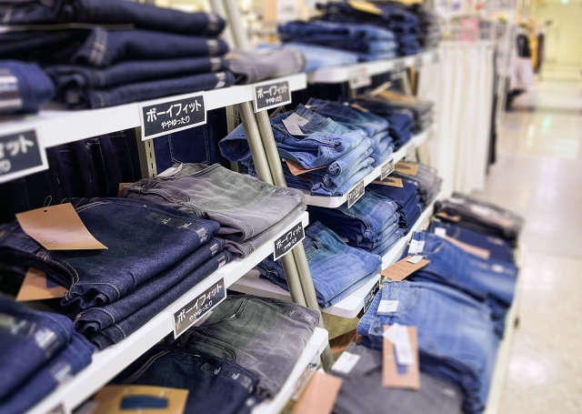ジーンズとデニムが店頭に陳列された画像