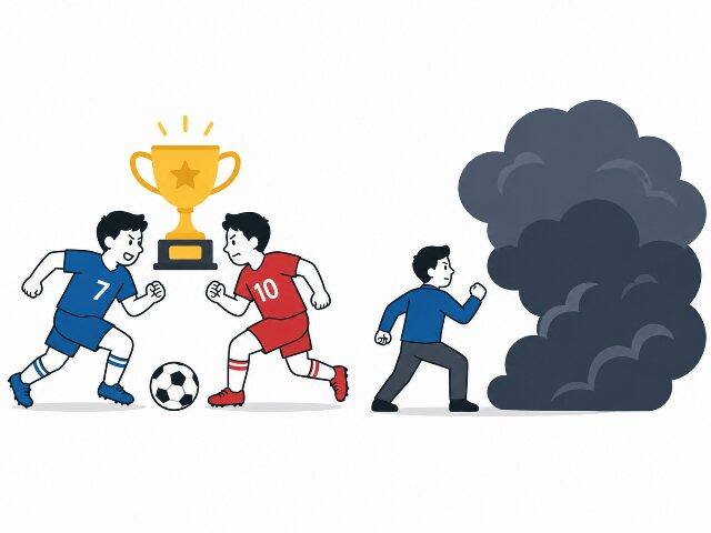 トロフィーを懸けて競い合う二人の人物（戦う）と、大きな障害に立ち向かう一人の人物（闘う）を左右に並べた比較イラスト